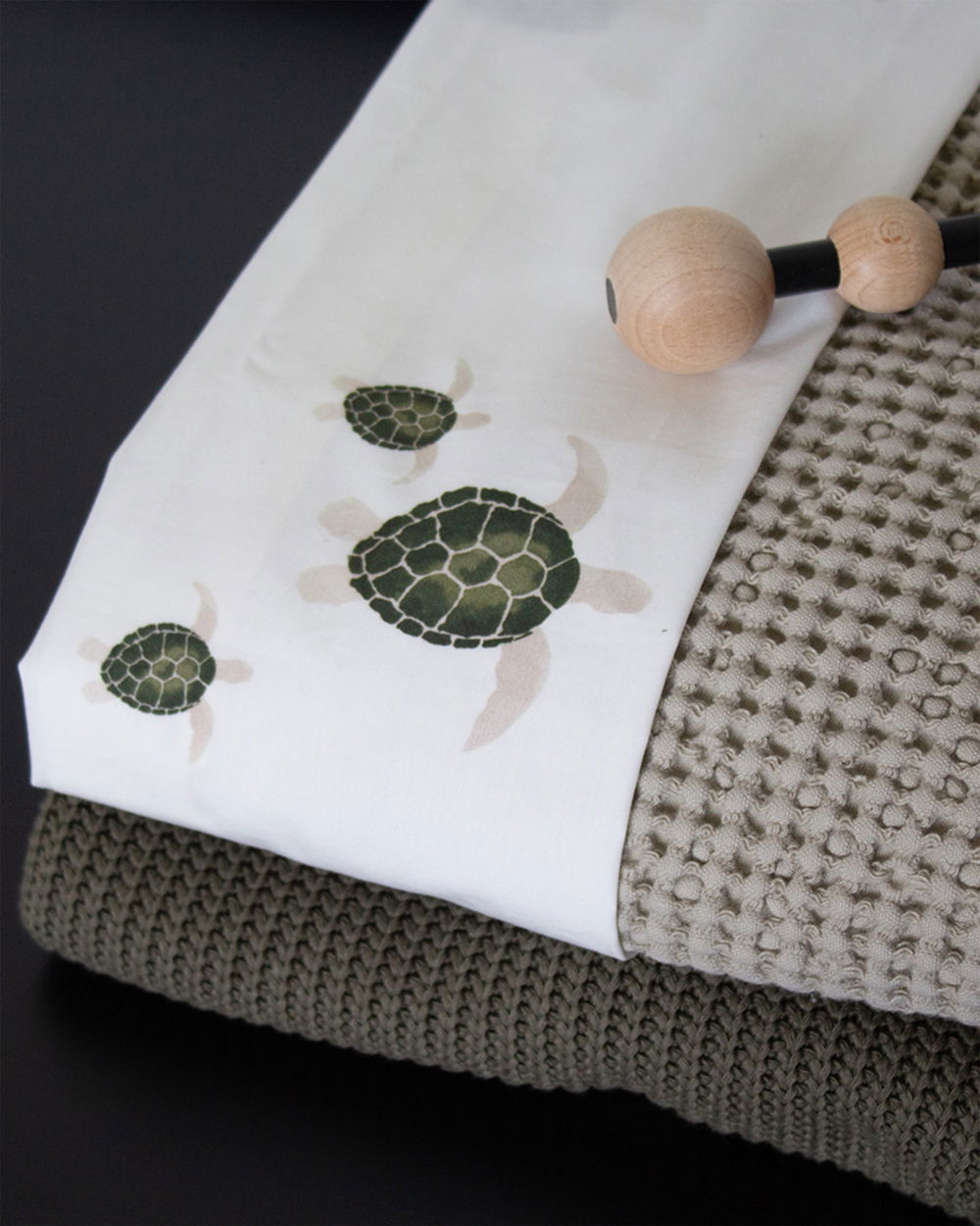 wiegje, wieg, linnengoed, beddengoed, tortoise, schildpad, knitted wiegdeken,