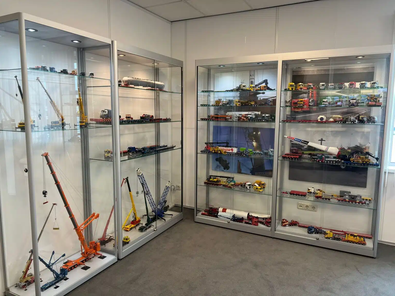 vitrinekasten showroom schaalmodellen