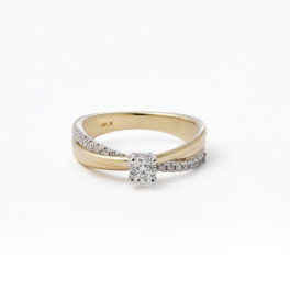 Miss Elegant Xpression medium solitaire ring met pavé geelgoud