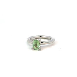 Bron ring met groene beryl