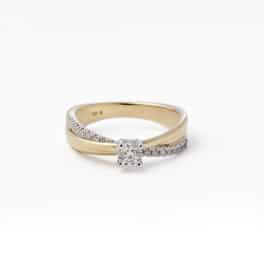Miss Elegant Xpression medium solitaire ring met pavé geelgoud