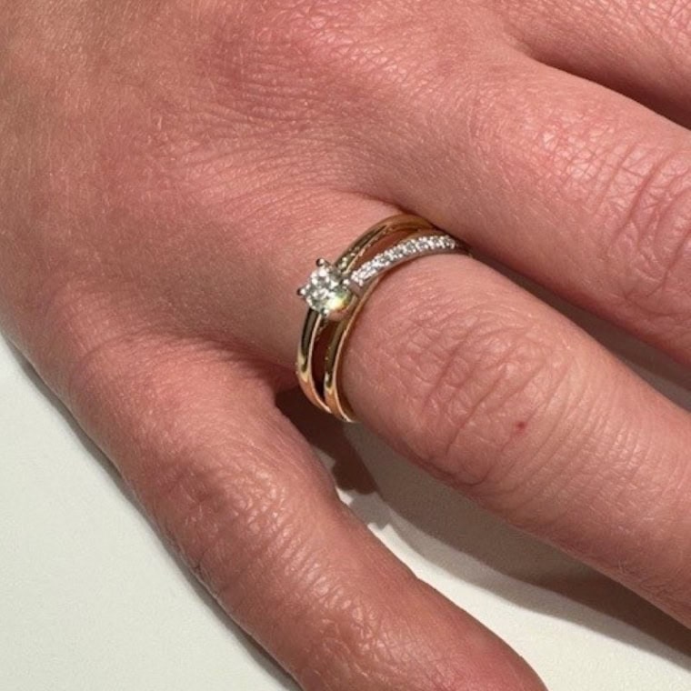 Miss Elegant Xpression medium solitaire ring met pavé geelgoud - Afbeelding 7