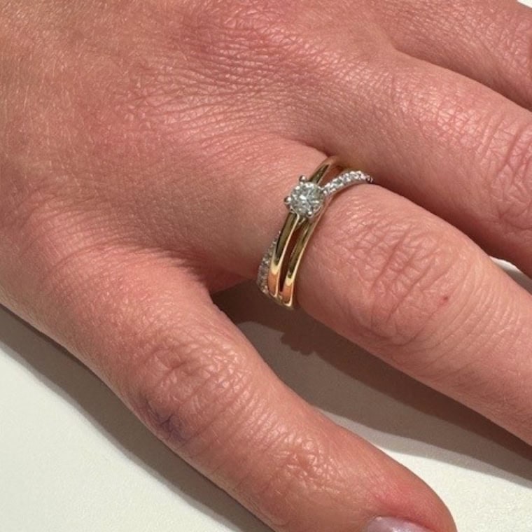 Miss Elegant Xpression medium solitaire ring met pavé geelgoud - Afbeelding 8