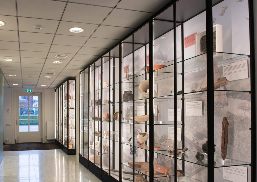 Strakke wandvitrine op maat bij De Erfgoed Stichting in Utrecht, gerealiseerd door SDB Vitrinebouw