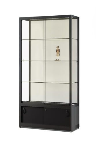 zwarte vitrine met witte achterwand en opbergkast