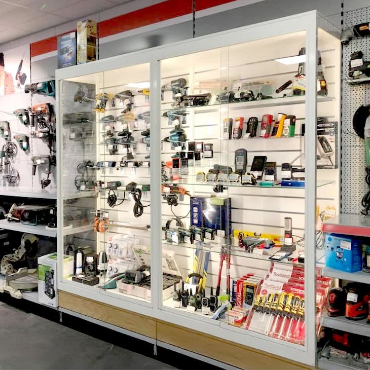 cash converters winkel vitrine met slatwall voor projecten