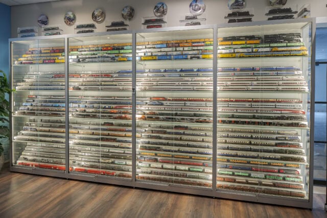 Vitrinewand project miniature met treinen