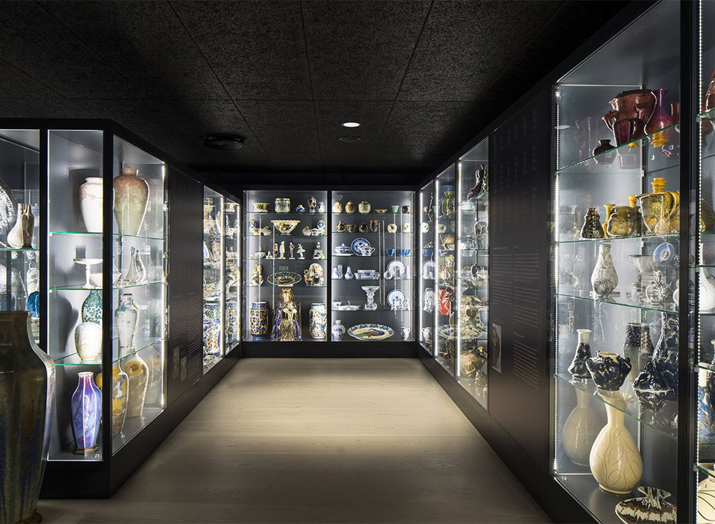 Glasvitrinenwand Clay Museum SDB