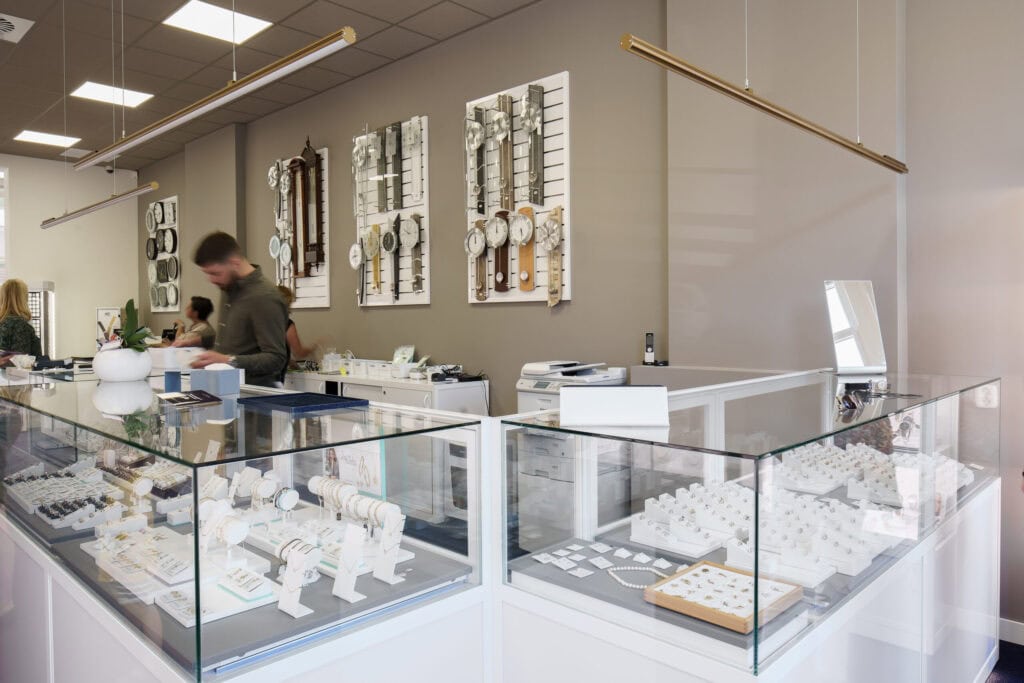 toonbank vitrine wit juwelier paul van zeeland