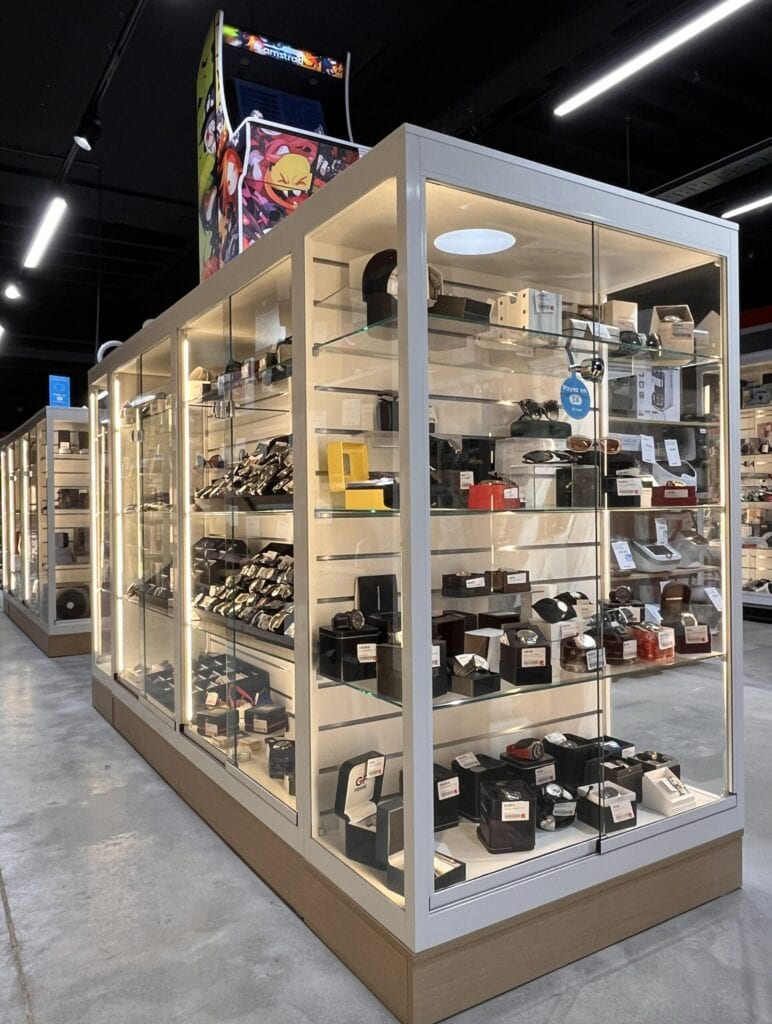 inhang vitrine wit cash converters slatwall