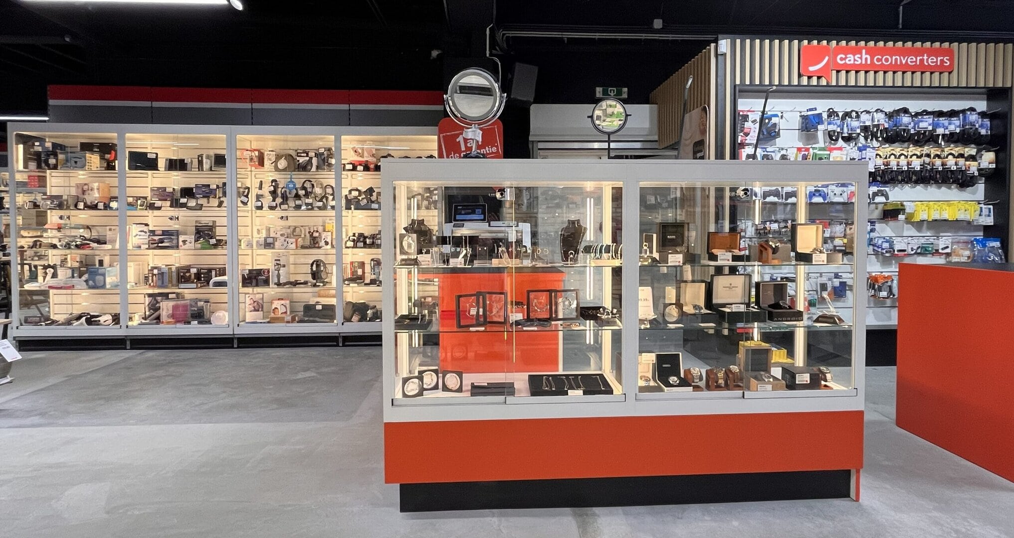 inhang vitrine slatwall cash converters sdb wit