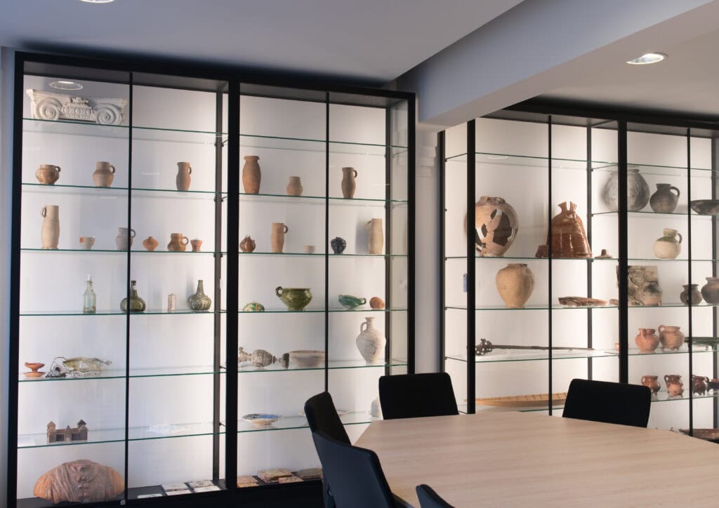 Functional and stylish custom display cabinet, museum interior by The Heritage Foundation