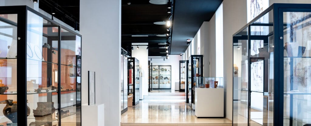 Vrijstaande zwarte stofdichte vitrines bij Les Bateliers museum in Namen, gerealiseerd door SDB Vitrinebouw