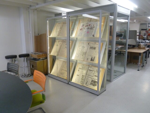 vitrinewanden in bibliotheken, speciaal voor de presentatie van boeken en historische kranten