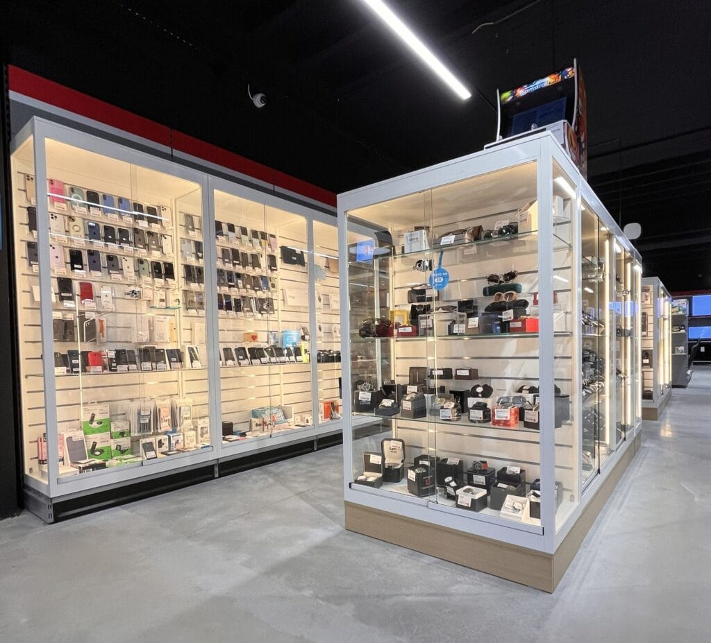 wiite vitrine met slatwall Cash Converters