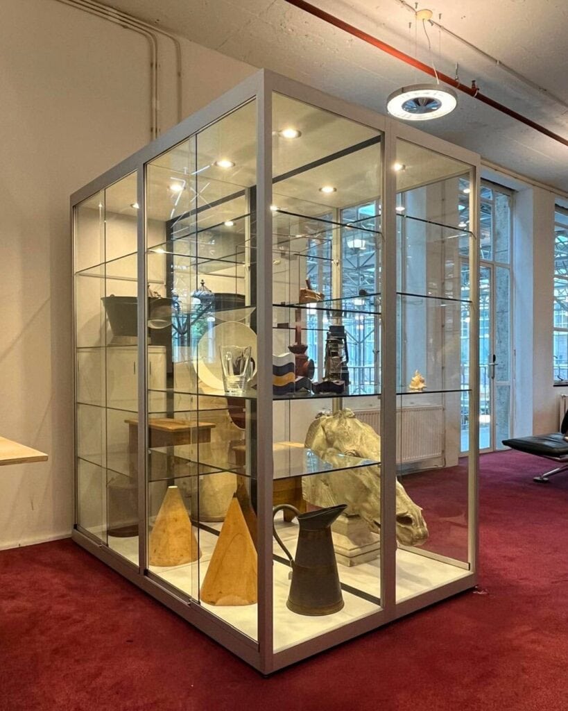 TU Delft vrijstaande vitrine