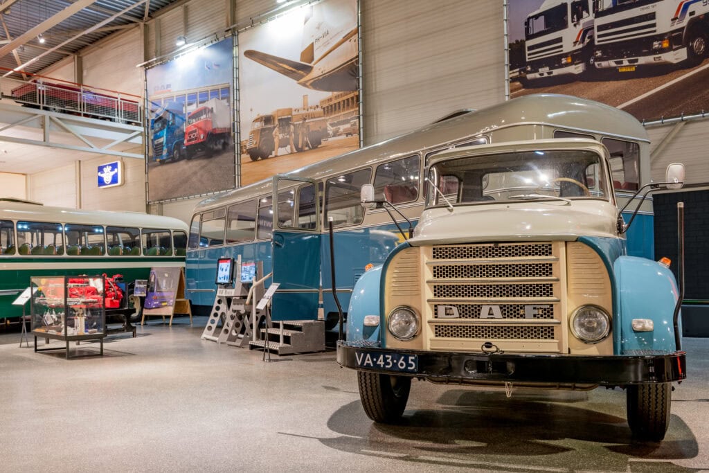 Gerestaureerde grijsblauwe DAF oplegger-bus in het DAF Museum
