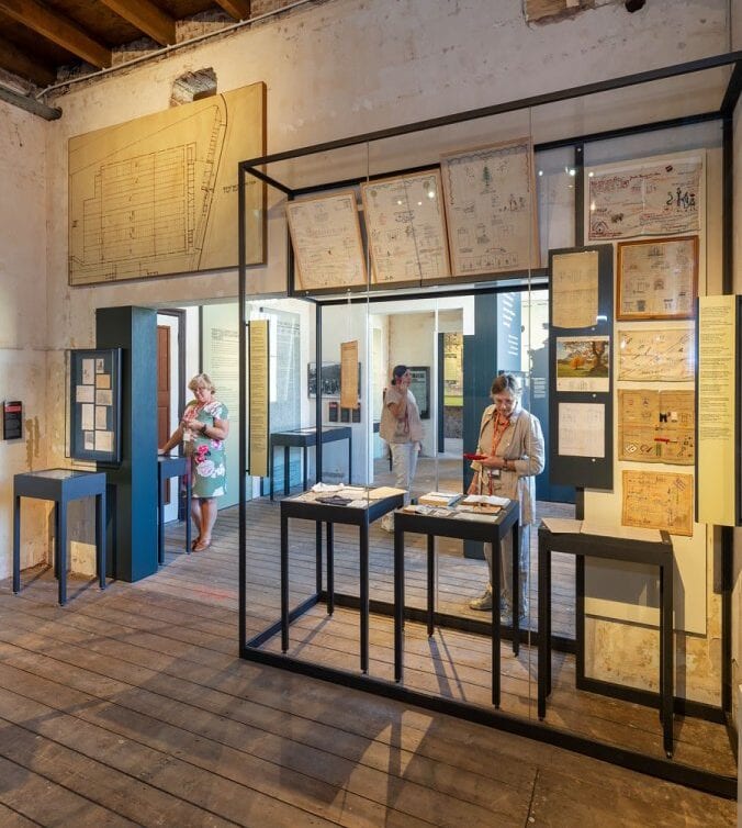 maatwerk vitrines Oranjehotel Bespoke display cabinets for the Oranjehotel