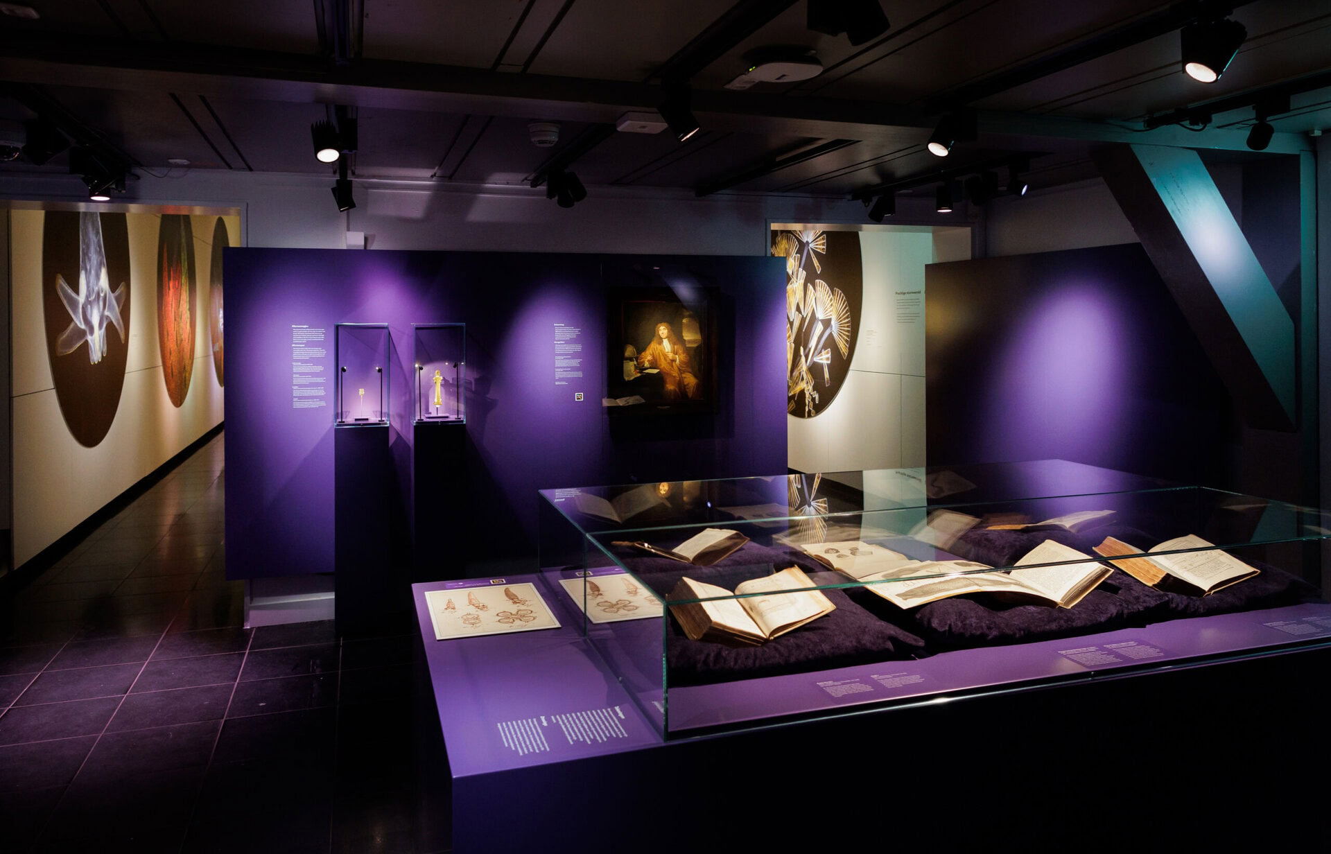 glazen stolpen en tafelvitrines op maat bij Rijksmuseum Boerhaave