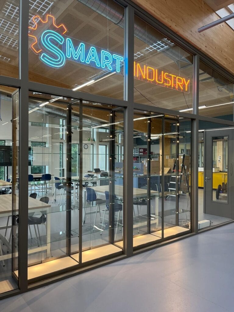 hoolvitrinewanden op maat, ontworpen om werk van leerlingen duurzaam te tonen