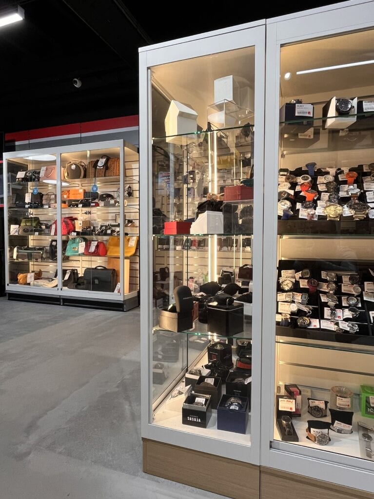 inhang vitrine wit slatwall cash converters