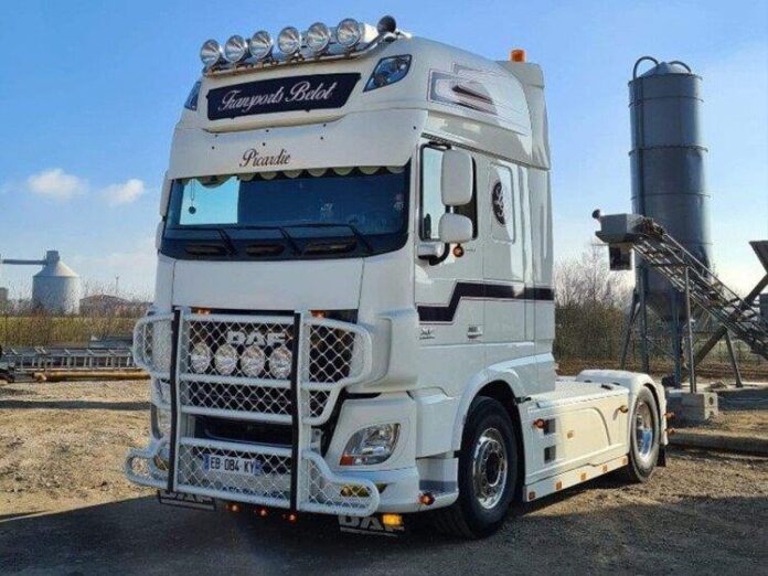 ARTNR 01-3493 DAF XF SUPER SPACE CAB 4X2 TRANSPORT BELOT € 112,00
