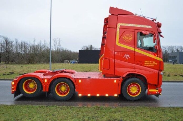 83793 VOLVO FH 04  GLOBETROTTER 6X2 - BRIANS RENOVATION - Afbeelding 2