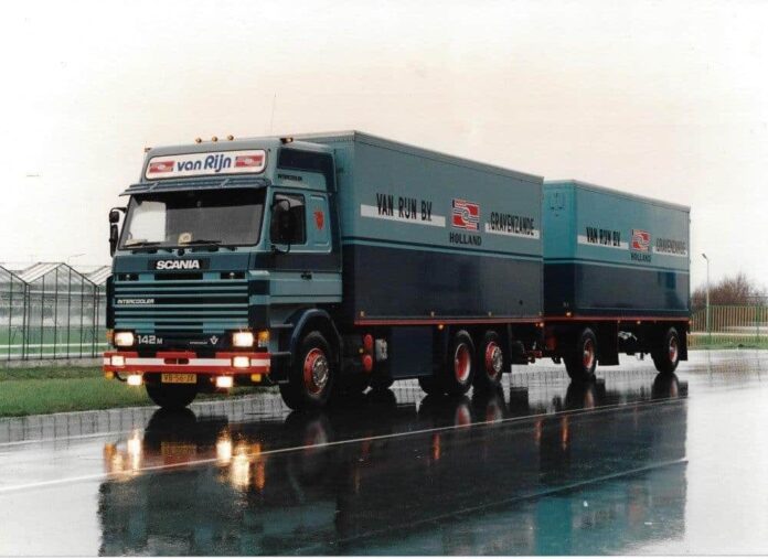 SCANIA 142 MOTORWAGEN MET 2 ASSIGE AANHANGER VAN RIJN