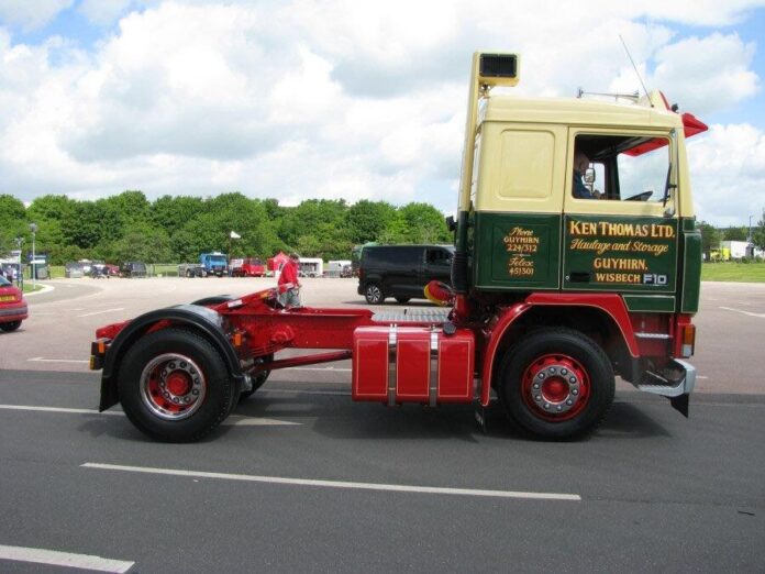 VOLVO F 10 4X2  CLASSIC SCHUIF ZEILEN  TRAILER  3AXLE KEN THOMAS LTD