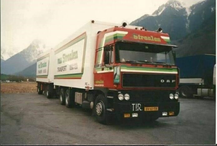 Van Straalen; DAF 3600 Spacecab motorwagen met 2-assige aanhanger - Afbeelding 2