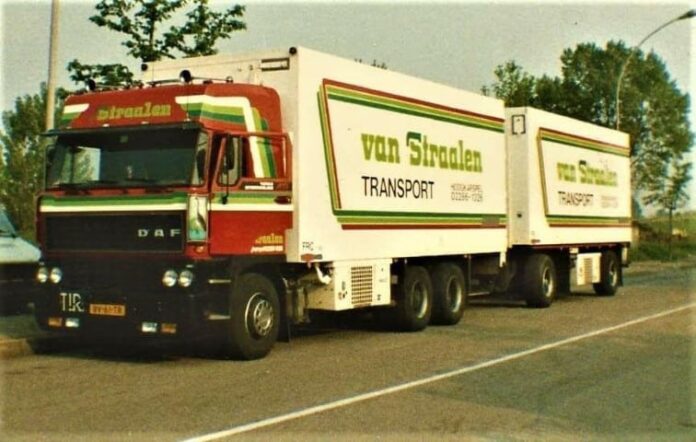 Van Straalen; DAF 3600 Spacecab motorwagen met 2-assige aanhanger - Afbeelding 3