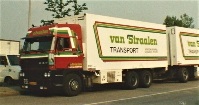 Van Straalen; DAF 3600 Spacecab motorwagen met 2-assige aanhanger - Afbeelding 4