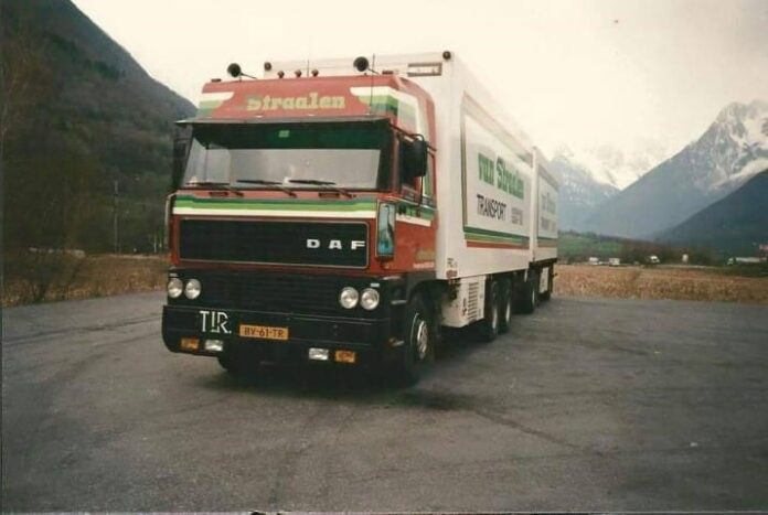 Van Straalen; DAF 3600 Spacecab motorwagen met 2-assige aanhanger - Afbeelding 7