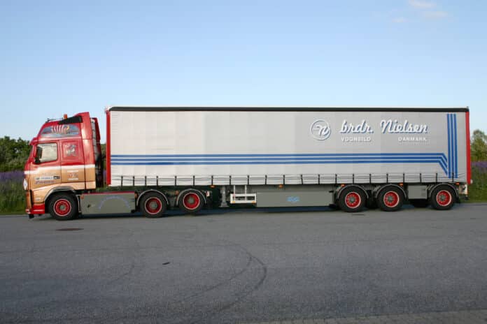 Nielsen, Brdr. ; Volvo FH16 Globetrotter 6x2 met 3-assige oplegger - Afbeelding 3