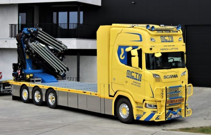 MCT-CRANING; SCANIA S HIGHLINE CS20H 8X4 RIGED FLAT BED TRUCK WITH FASSI 1100 + JIB