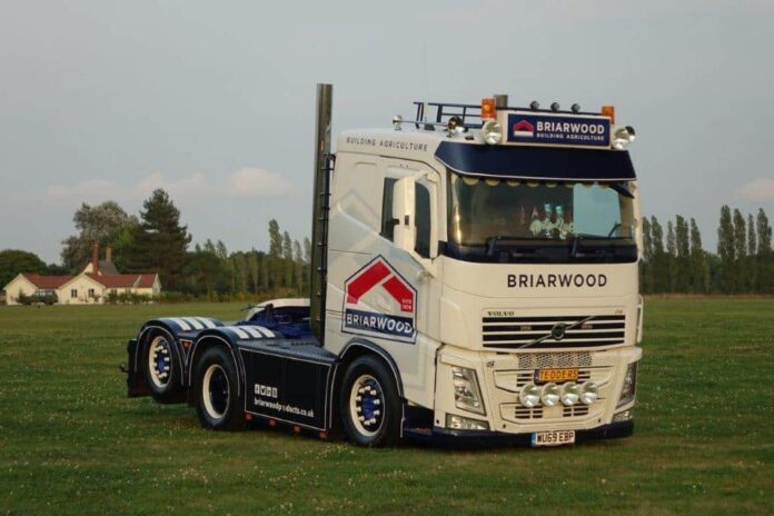 VOLVO FH 04 LAAG DAK  6X2  BRIARWOOD