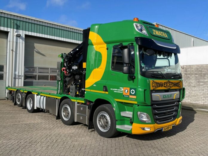 ZWATRA; DAF CF SPACE CAB MY2017 RIGED FLAT BED TRUCK WITH PALFINGER PK 65002 SH + JIB 8X2 TAG AXLE FLAT BED TRAILER - 3 AXLE
