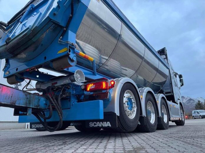 THORE MAGNUSSEN; SCANIA R HIGHLINE CR20H 8X4 RIGED DRAWBAR TRUCK WITH HOOKLIFT SYSTEM - 3 AXLE + ASPHALT CONTAINER - Afbeelding 5