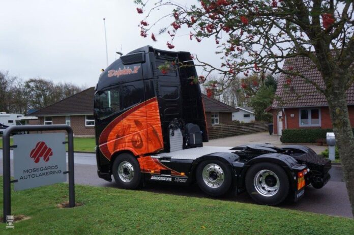VOLVO FH 04 GLOBETROTTER XL 6X2 MET 3  ASSIGE KASTEN OPLEGGER GULDAGER  DOLPHIN 2 - Afbeelding 2