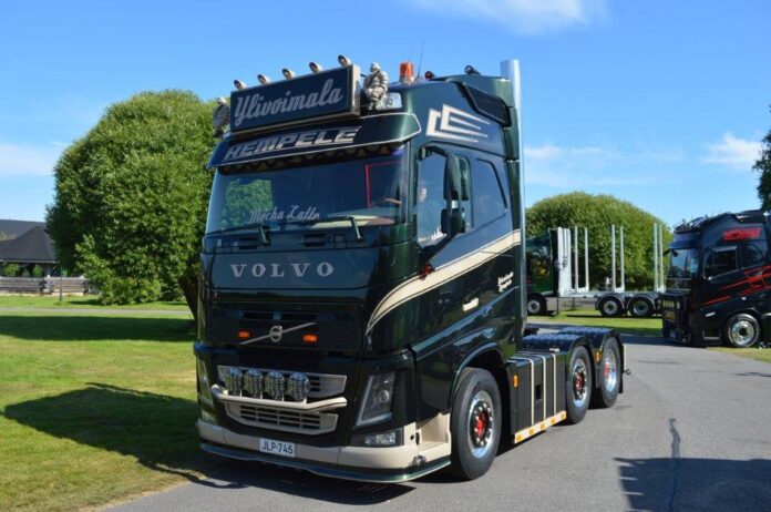 VOLVO FH04 GLOBETROTTER 6X2  YLIVOIMALA