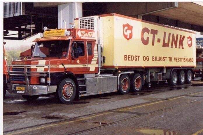 SCANIA TORPEDO 142 SLEEPAS TREKKER MET 3 ASSIGE KOELOPLEGGER  WERNER NIELSEN