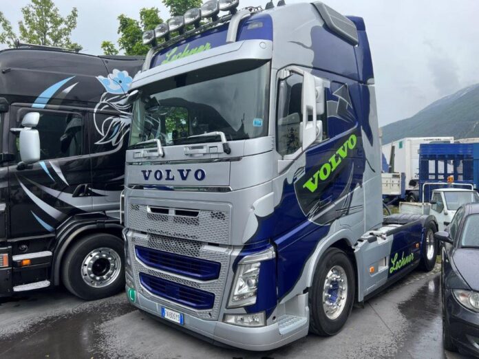 VOLVO  FH 04 GLOBETROTTER XL 4X2 MET KOELTRAILER  LECHNER