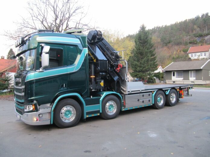 TM HANSEN; SCANIA R NORMAL CR20N RIGED FLATBED TRUCK 8X2 TAG AXLE WITH PALFINGER PK 92002 SH + JIB