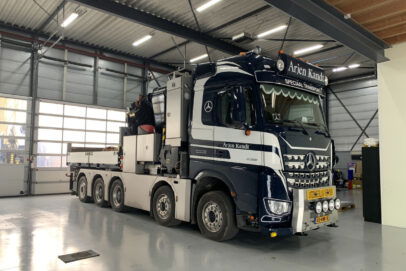 ARJEN KANDT; MERCEDES-BENZ AROCS MP5 BIG SPACE 10X4 FLAT BED DRAWBAR TRAILER - 3 AXLE WITH PALFINGER PK 165.002 TEC 7 BALLAST BOX + HITCH