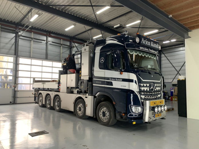 ARJEN KANDT; MERCEDES-BENZ AROCS MP5 BIG SPACE 10X4 FLAT BED DRAWBAR TRAILER - 3 AXLE WITH PALFINGER PK 165.002 TEC 7 BALLAST BOX + HITCH