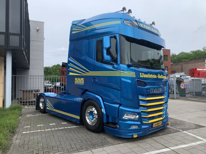 W. PAPE TRANSPORT; DAF XG+ 4X2