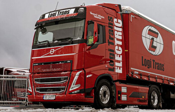 LOGI TRANS; VOLVO FH5 GLOBETROTTER ELECTRIC 4X2 CURTAINSIDE TRAILER - 3 AXLE - Afbeelding 3