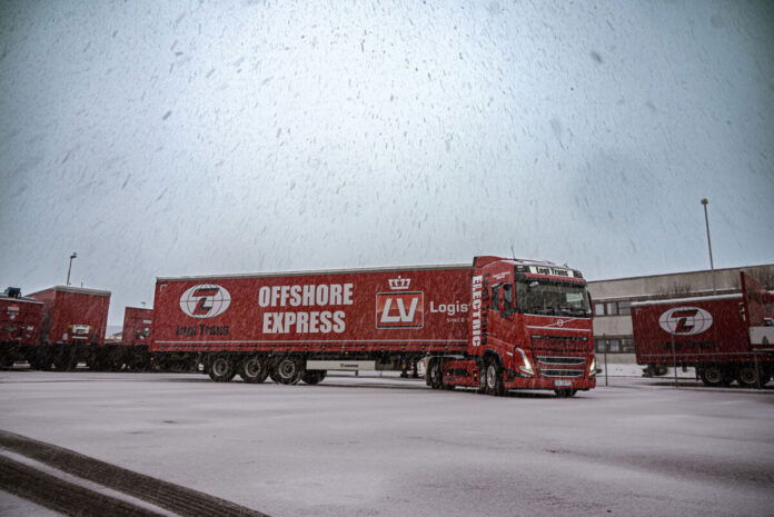 LOGI TRANS; VOLVO FH5 GLOBETROTTER ELECTRIC 4X2 CURTAINSIDE TRAILER - 3 AXLE - Afbeelding 4