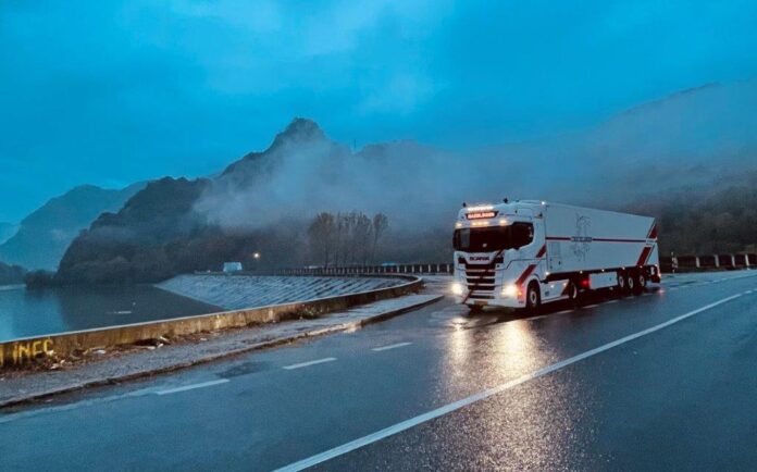 SCANIA  NEXT GEN 500S MET 3 ASSIGE PLUIMVEE OPLEGGER CHICKLINER