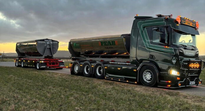 BYe Peab Asfalt; SCANIA R NORMAL CR20N RIGED TRUCK WITH HOOKLIFT SYSTEM 8X4 HOOKLIFT CONTAINER DRAWBAR TRAILER - 3 AXLE + ASPHALT CONTAINER